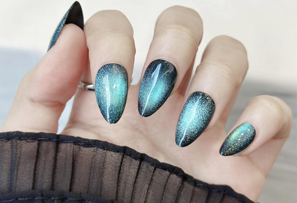 Mesmerizing Nails with the Luxurious Cat Eye Fangtastic Collection