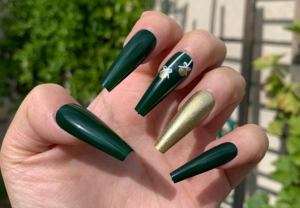 Trendy Green Christmas Nails