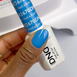 DND Gel Polish - 670 Steel A Kiss